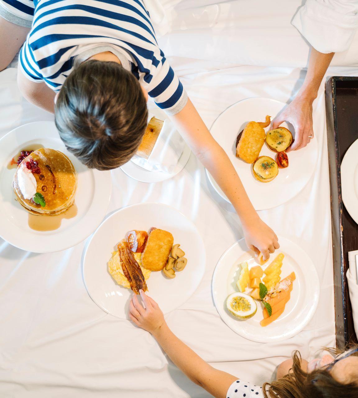 kids having breakfast